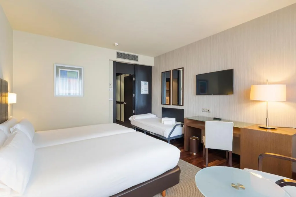 Habitación Doble (2 adultos + 1 niño menor de 12 años) - 2 camas y 1 cama supletoria — Attica21 Coruña