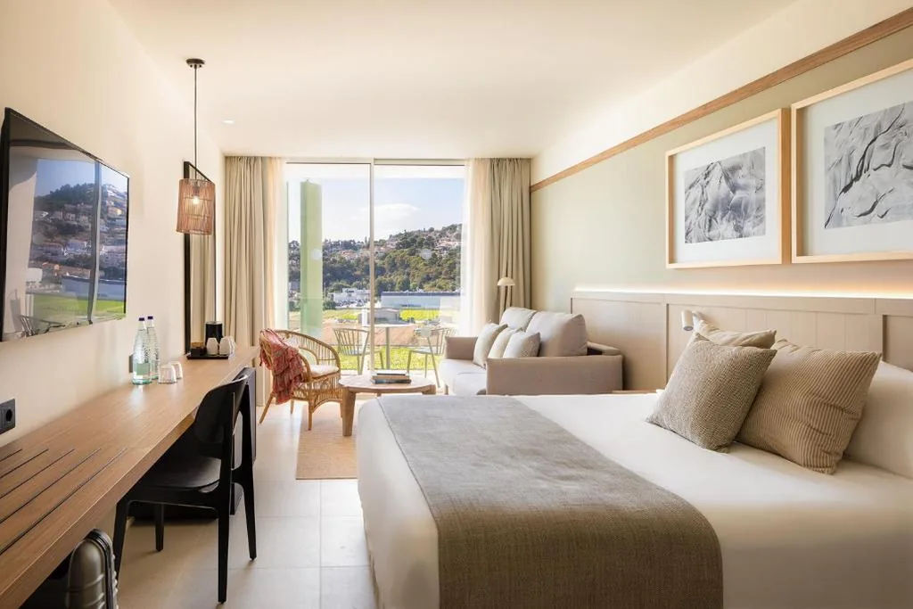 Chambre quadruple Design (3 adultes + 1 enfant) — Atzavara Hotel & Spa