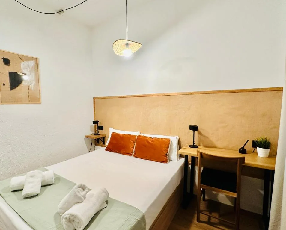 Zimmer mit großem Bett — Autentic Boutique Moncloa