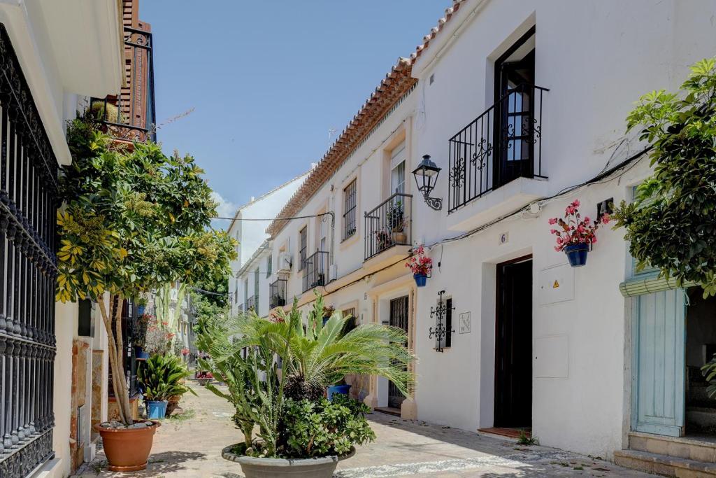 Authentic Andalusian Townhouse - Private Roof Terrace - 5min Beach