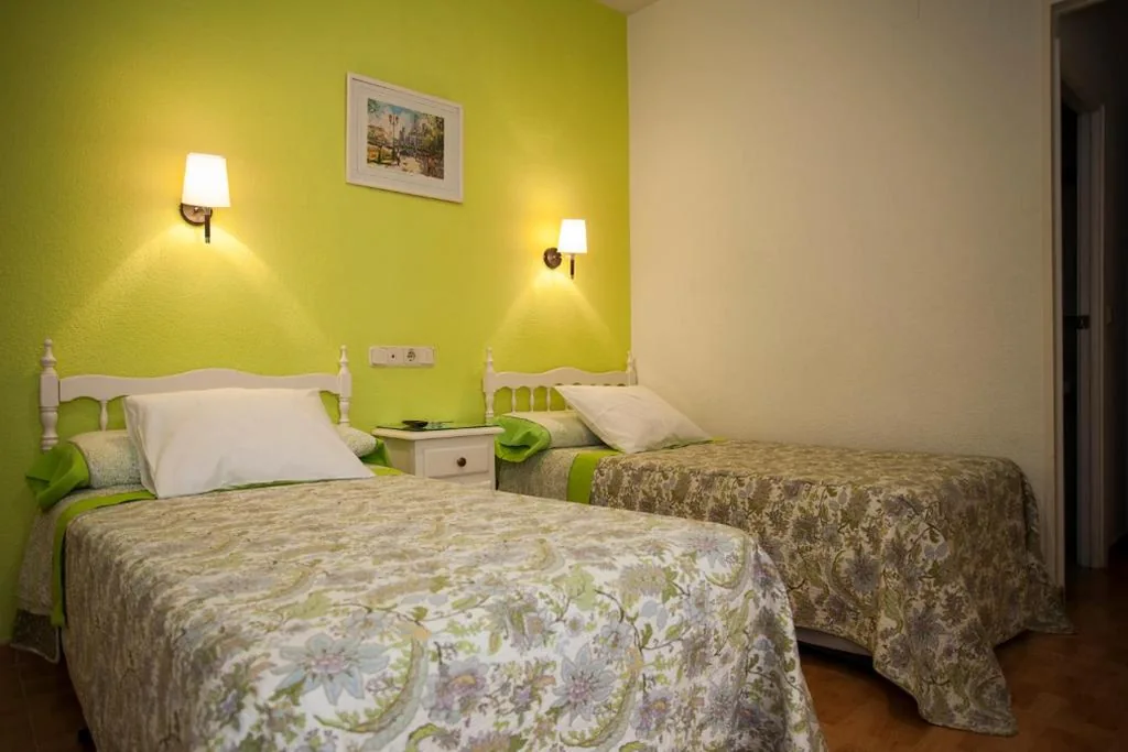 Chambre double avec salle de bains privative - 2 lits — AVA Rooms
