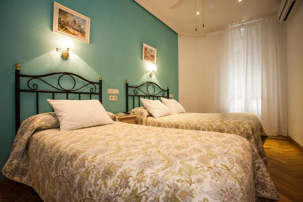 Chambre familiale avec balcon — AVA Rooms