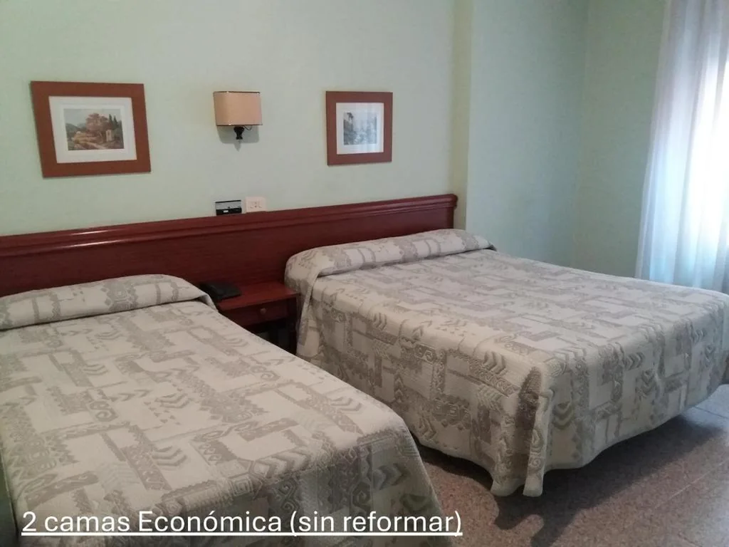 Tweepersoonskamer met extra bed - 2 bedden — Avenida Gijón Centro