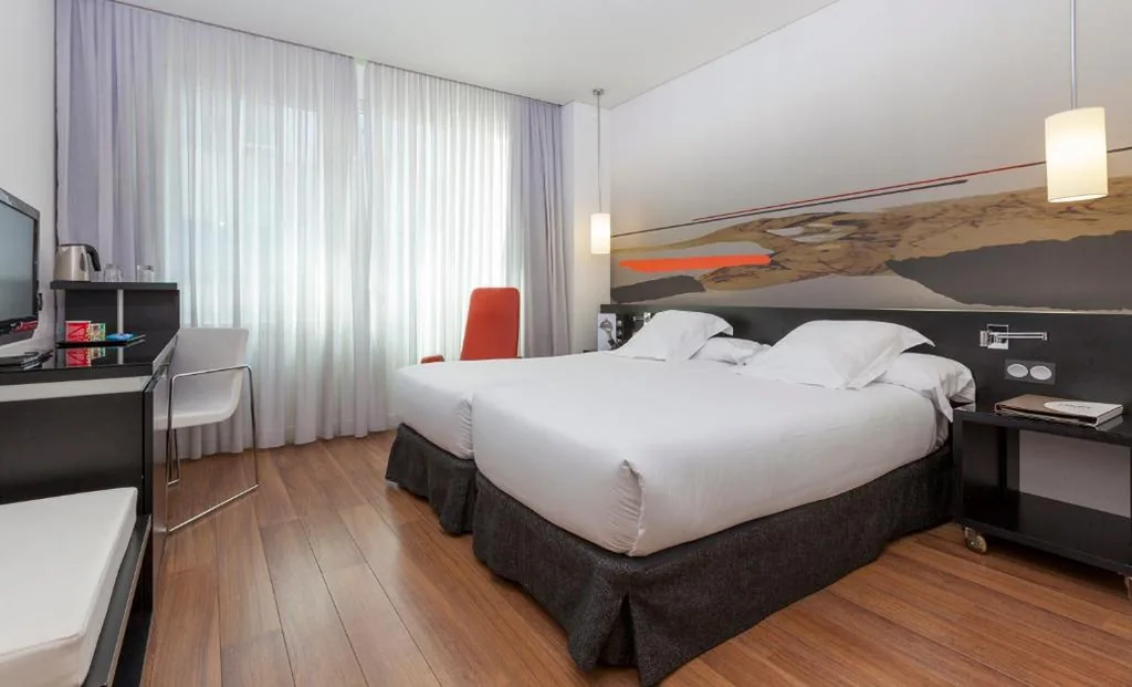 Tweepersoonskamer met gratis luchthavenshuttle - 1 of 2 bedden — Axor Barajas