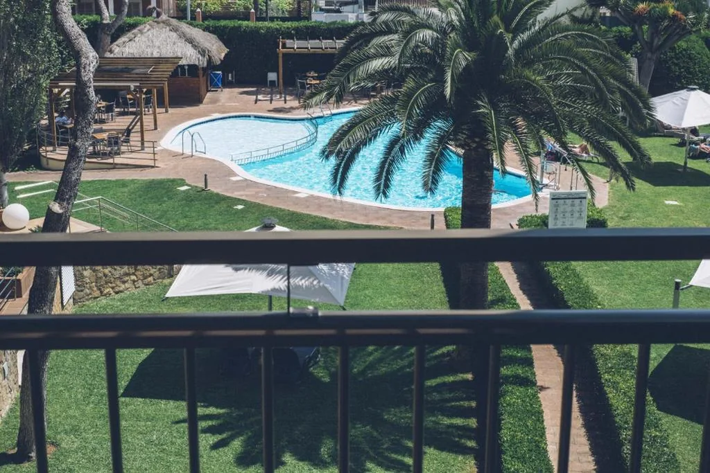 Habitación Doble con vistas al jardín — AYA Seahotel - Adults Only