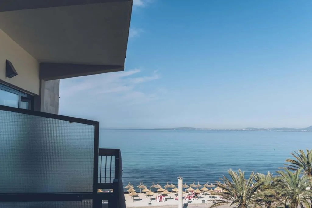 Habitación Doble con vistas laterales al mar - 1 o 2 camas — AYA Seahotel - Adults Only