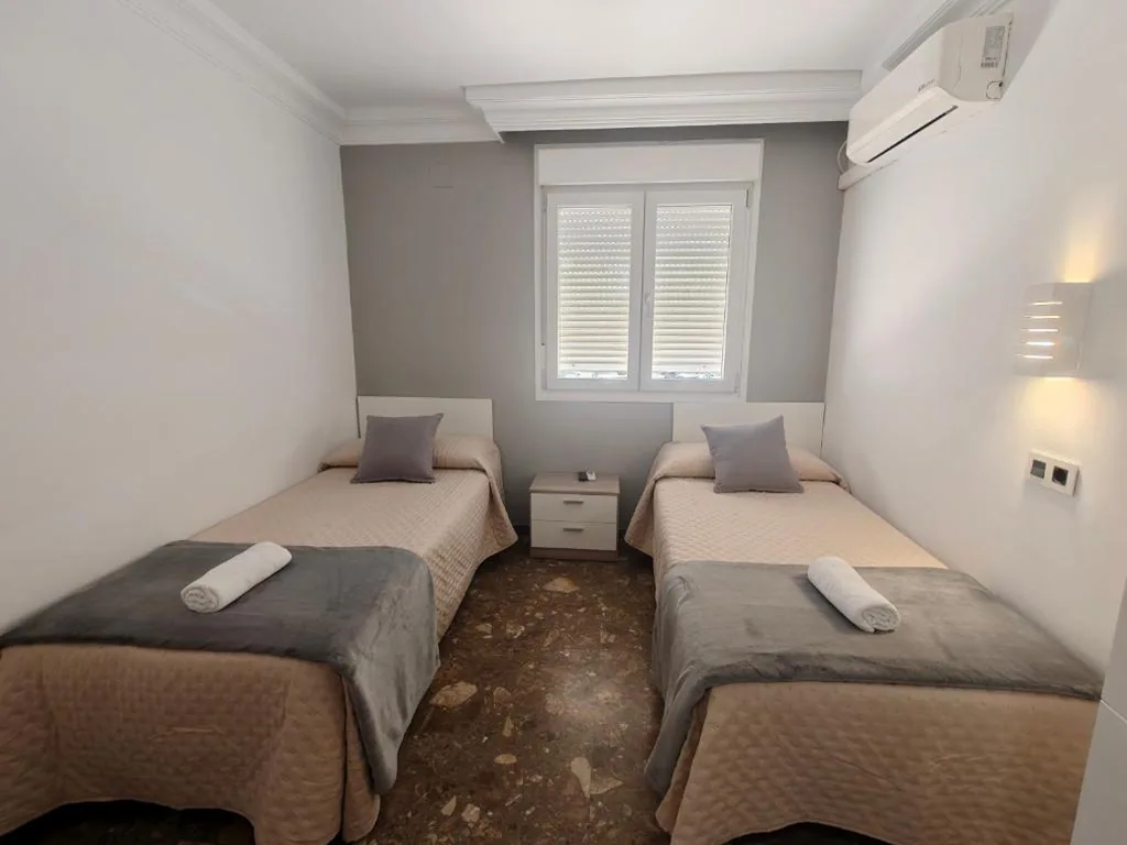 Standard Room with Shared Bathroom - 2 Beds — AYAMONTE ROOMS 43
