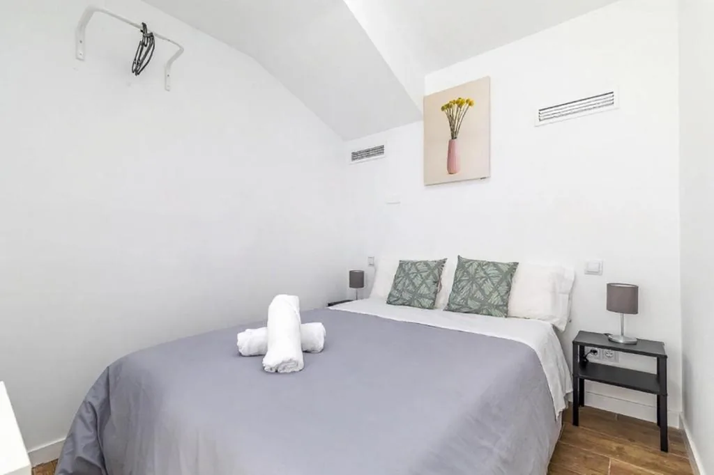 Quarto Duplo com casa de banho partilhada — AYZ Luis Cabrera-Auto check-in property