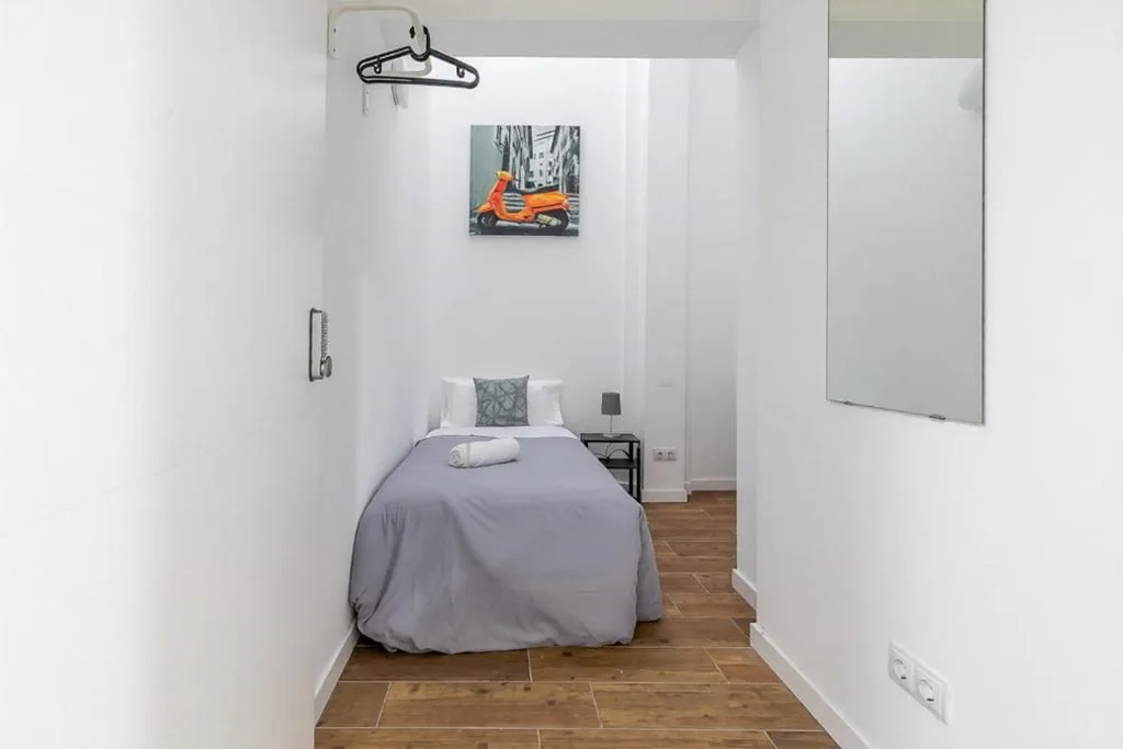 Quarto Individual com casa de banho partilhada — AYZ Luis Cabrera-Auto check-in property