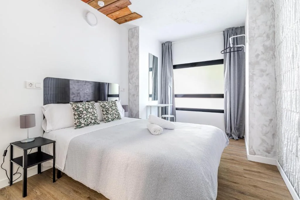Doppelzimmer mit eigenem Bad — AYZ Princesa-Auto check-in property