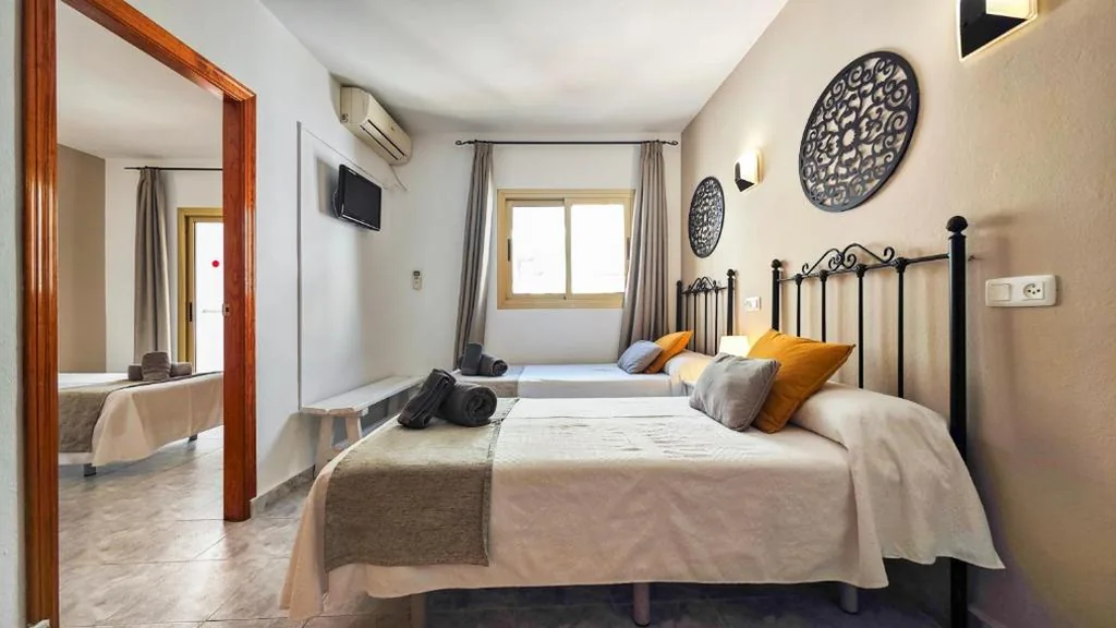 Quarto Quádruplo — AzuLine Hostal Dinamarca