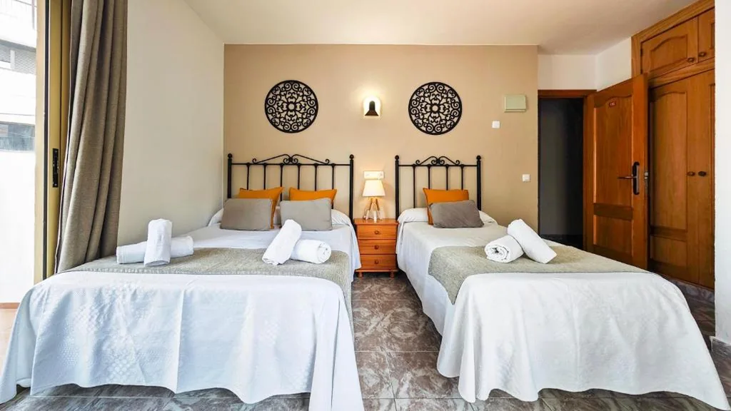 Quarto Familiar — AzuLine Hostal Dinamarca