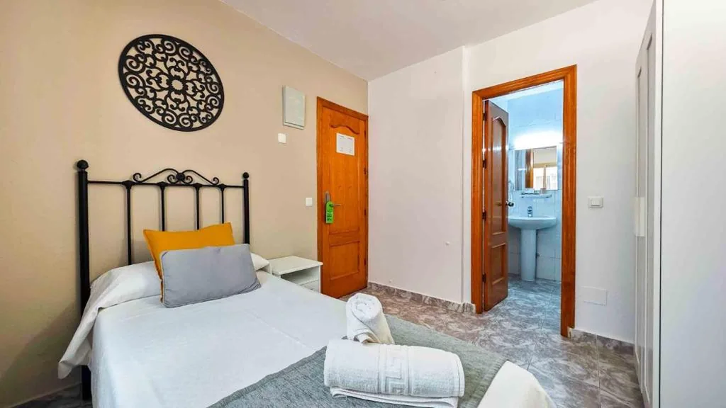 Quarto Individual — AzuLine Hostal Dinamarca