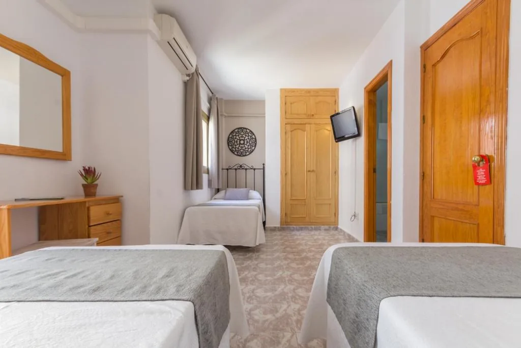 Quarto Triplo — AzuLine Hostal Dinamarca