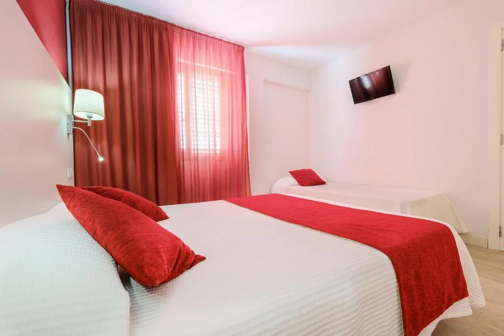 Doppelzimmer + 1 Kind — azuLine Hostal Marino