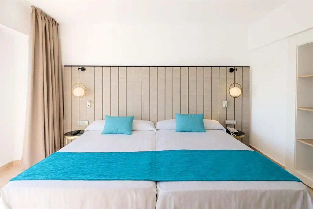 Tweepersoonskamer met 2 bedden — azuLine Hotel Bergantin