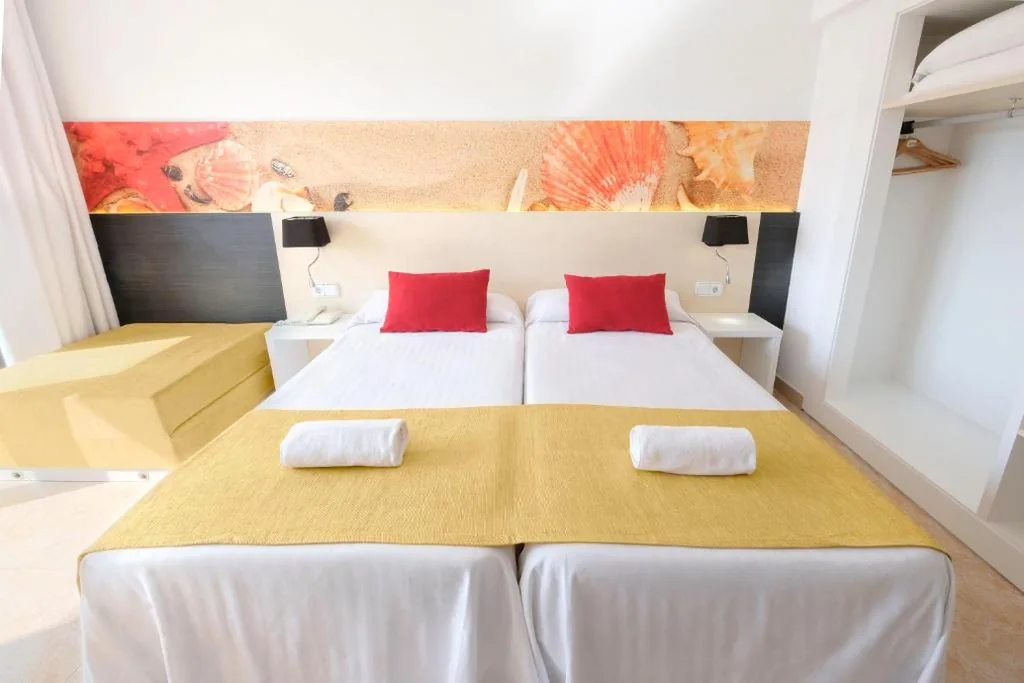 Driepersoonskamer — azuLine Hotel Bergantin