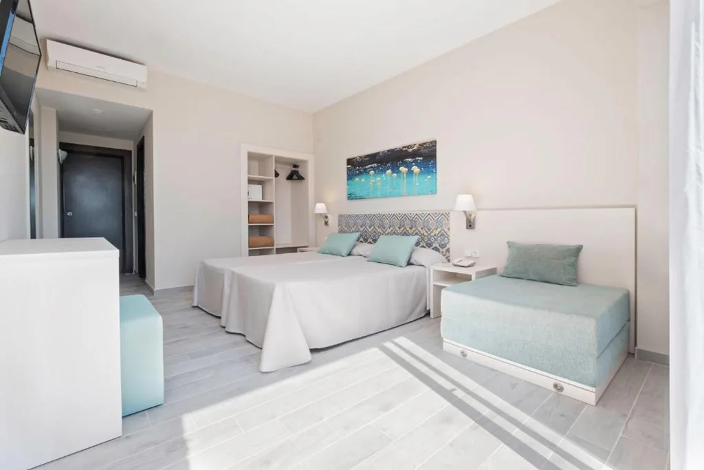 Quarto Triplo — azuLine Hotel Llevant