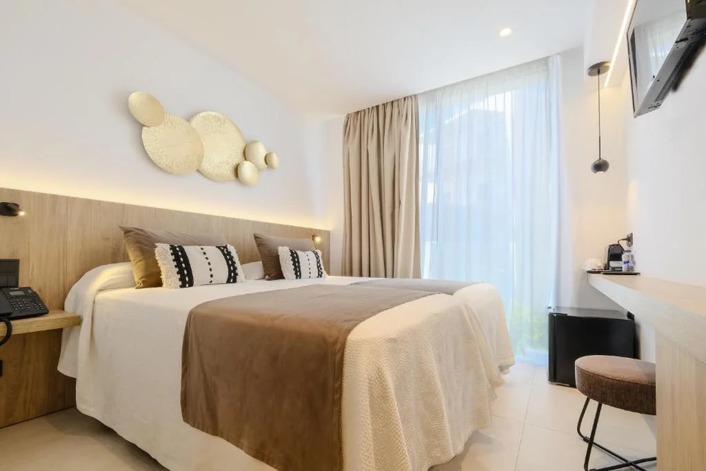Doppelzimmer mit Balkon (2 Erwachsene + 1 Kind) — azuLine Hotel M