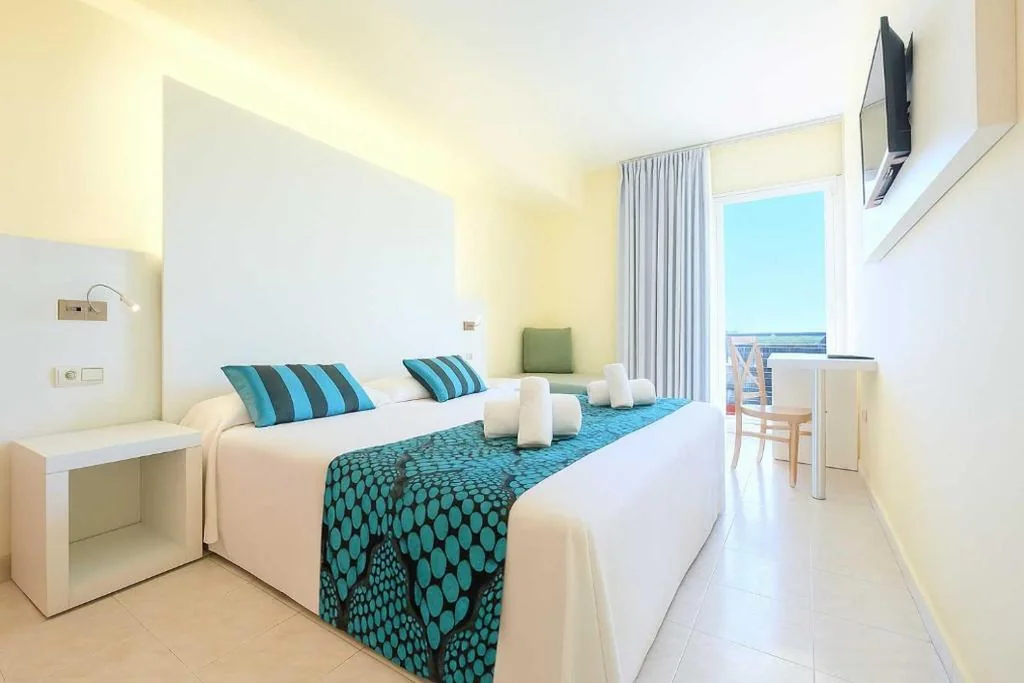 Chambre double avec vue sur la piscine — azuLine Hotel Pacific