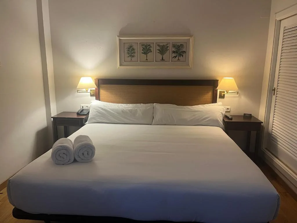 Camera standard con letto matrimoniale extra-large — AZZ Guadacorte Campo de Gibraltar