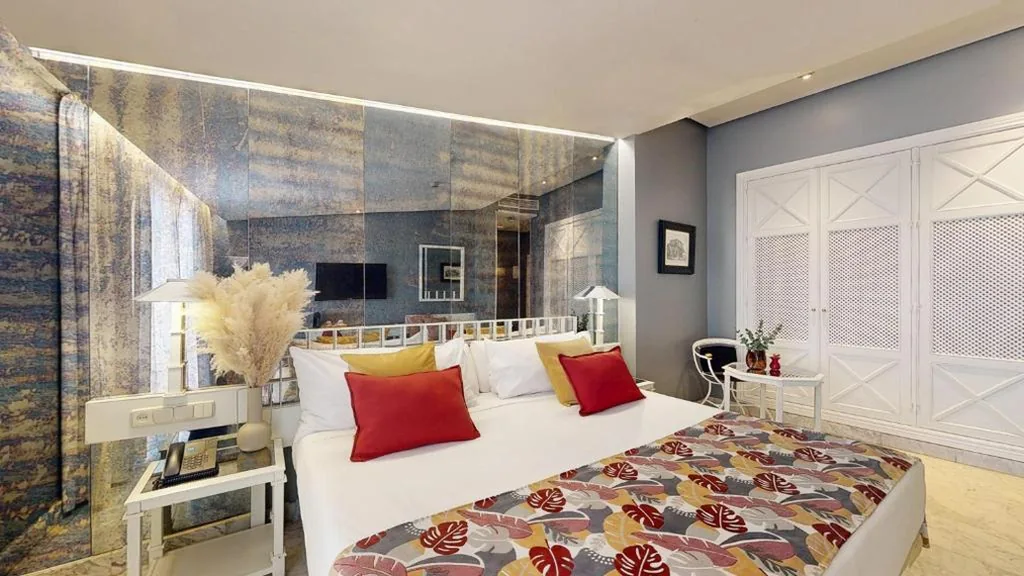 Superior Room with Extra-Large Bed — AZZ Mérida Medea Hotel
