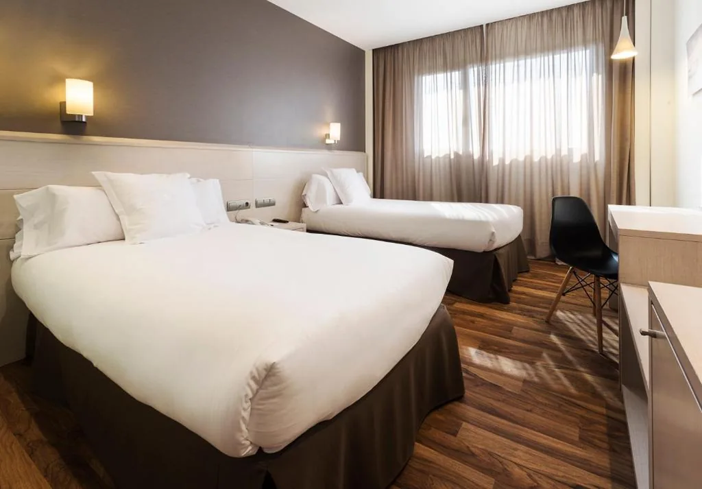 Quarto Duplo - 2 camas — AZZ Valencia Táctica Hotel