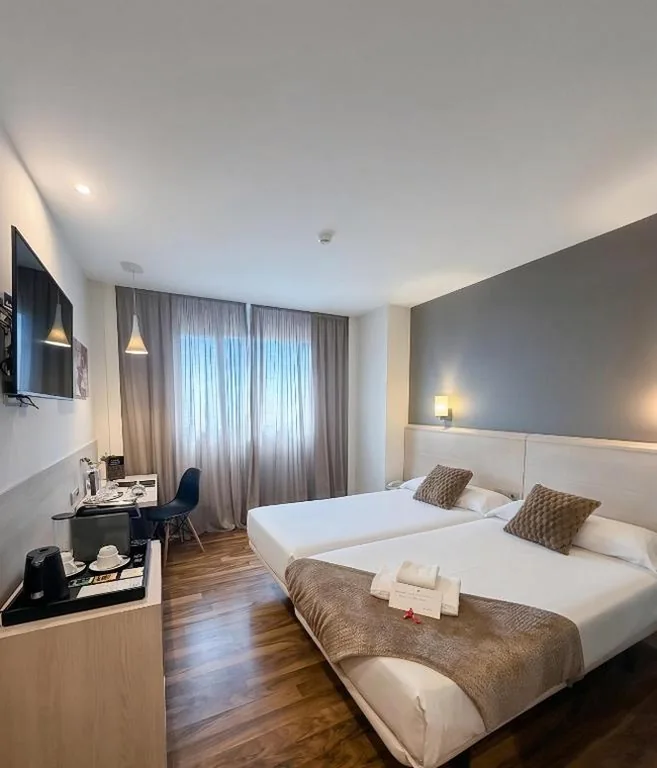 Quarto Duplo Superior - 2 camas — AZZ Valencia Táctica Hotel