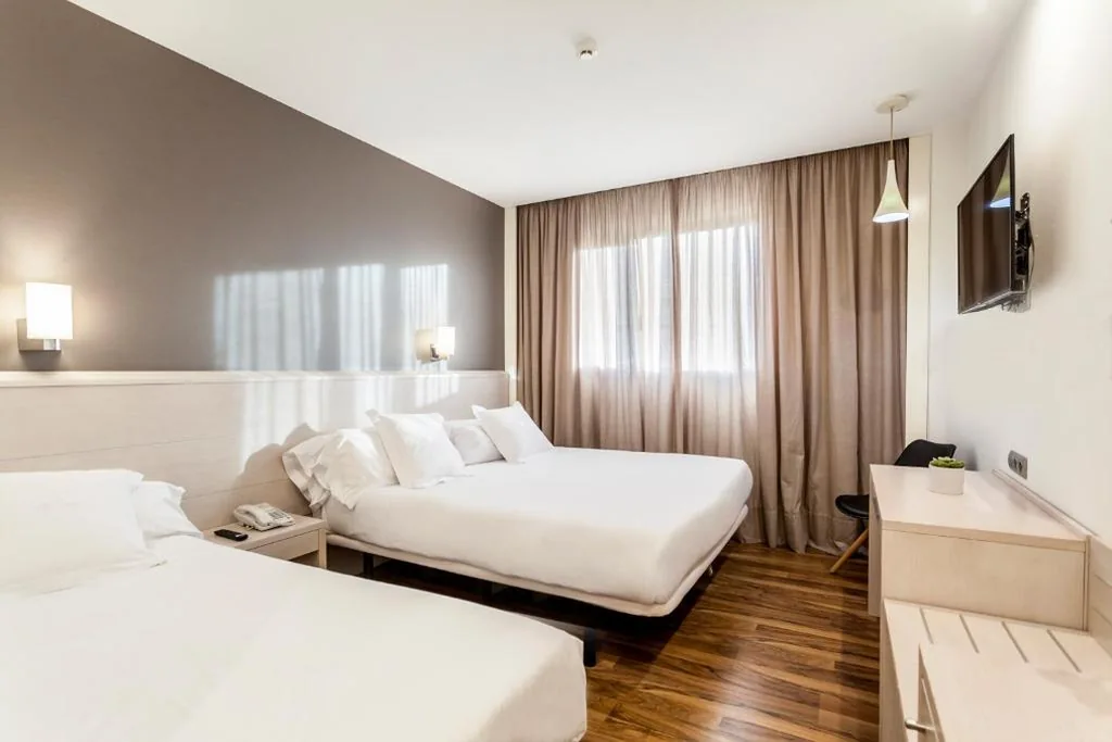 Quarto Triplo — AZZ Valencia Táctica Hotel
