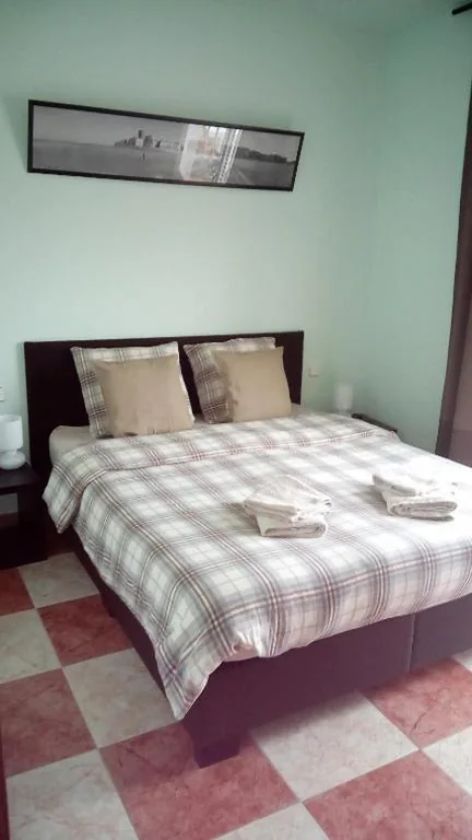 Zimmer mit extragroßem Bett und Poolblick — B&B Casa AriGiLi