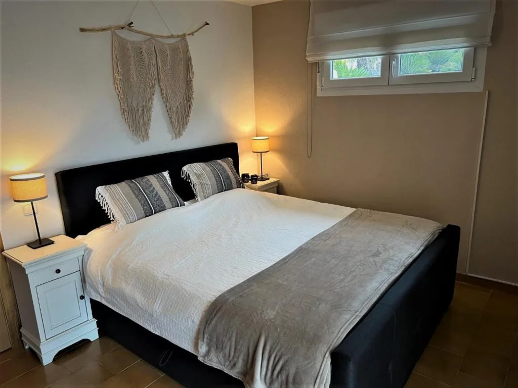 Zimmer mit extragroßem Doppelbett und Poolblick — B&B Casa Mil Sueños