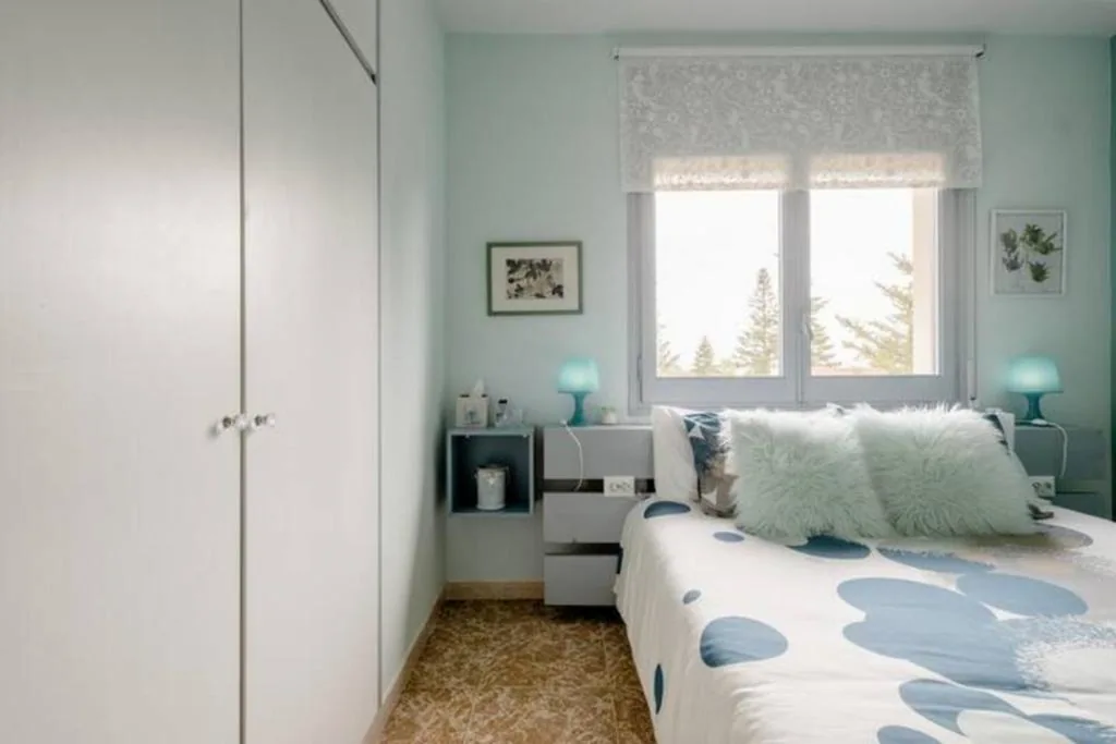 Camera con letto matrimoniale — B&B El Solsonès - Acqua