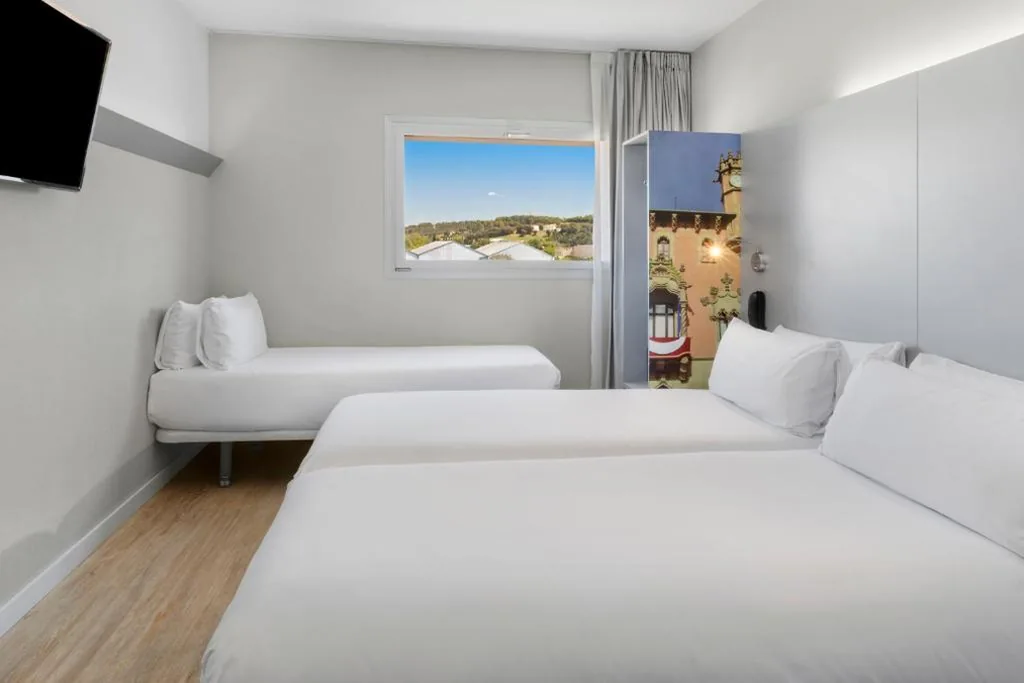 Family Room (2 Adults + 1 Child Under 12) — B&B HOTEL Barcelona Granollers