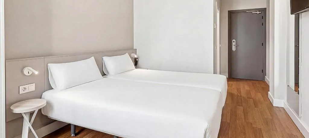 Tweepersoonskamer met 2 bedden — B&B HOTEL Barcelona Mataro