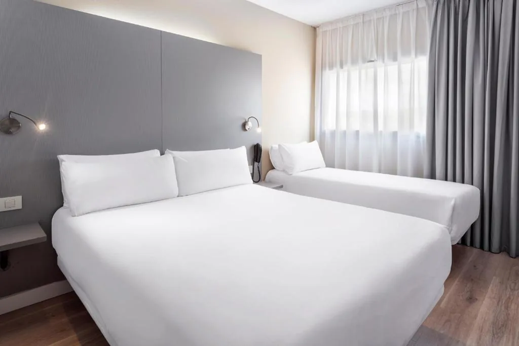 Camera doppia con letto supplementare (2 adulti + 1 minore di 12 anni) — B&B HOTEL Barcelona Mollet