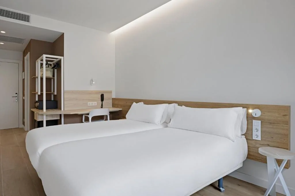 Habitación Doble - 2 camas — B&B HOTEL Castro Urdiales