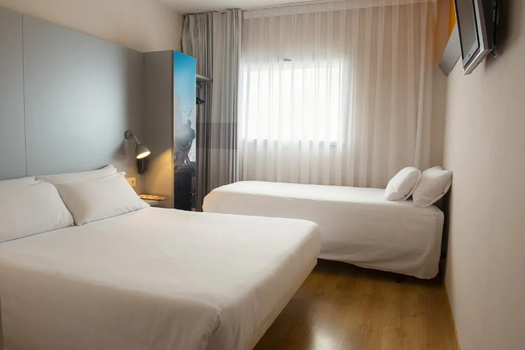 Habitación Doble con cama supletoria (2 adultos + 1 niño) — B&B HOTEL Figueres
