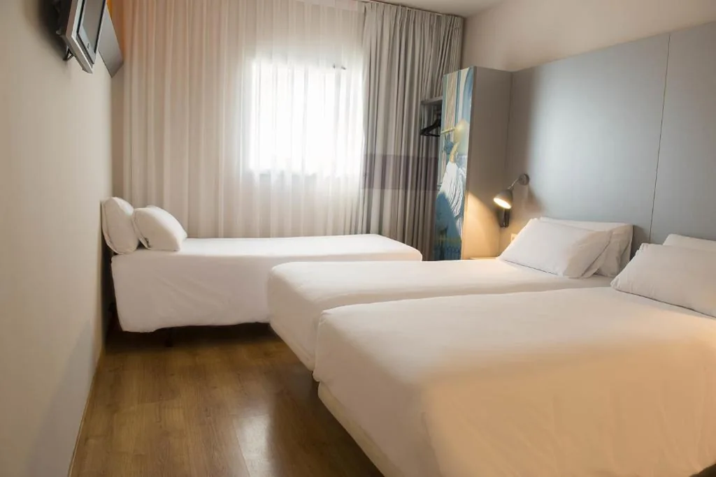 Habitación Doble con cama supletoria (3 adultos) — B&B HOTEL Figueres