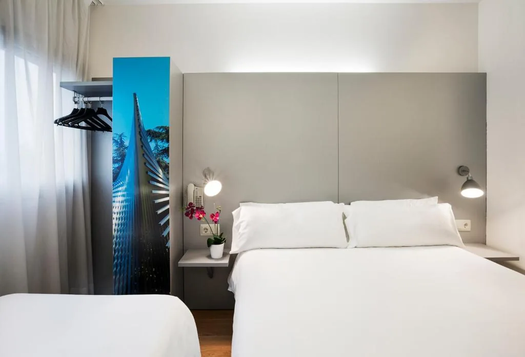 Habitación Doble con cama supletoria (2 adultos + 1 niño) — B&B HOTEL Girona 2