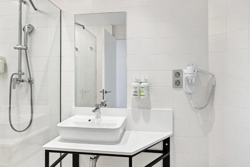 Double Room with Extra Bed (3 Adults) — B&B HOTEL Granada