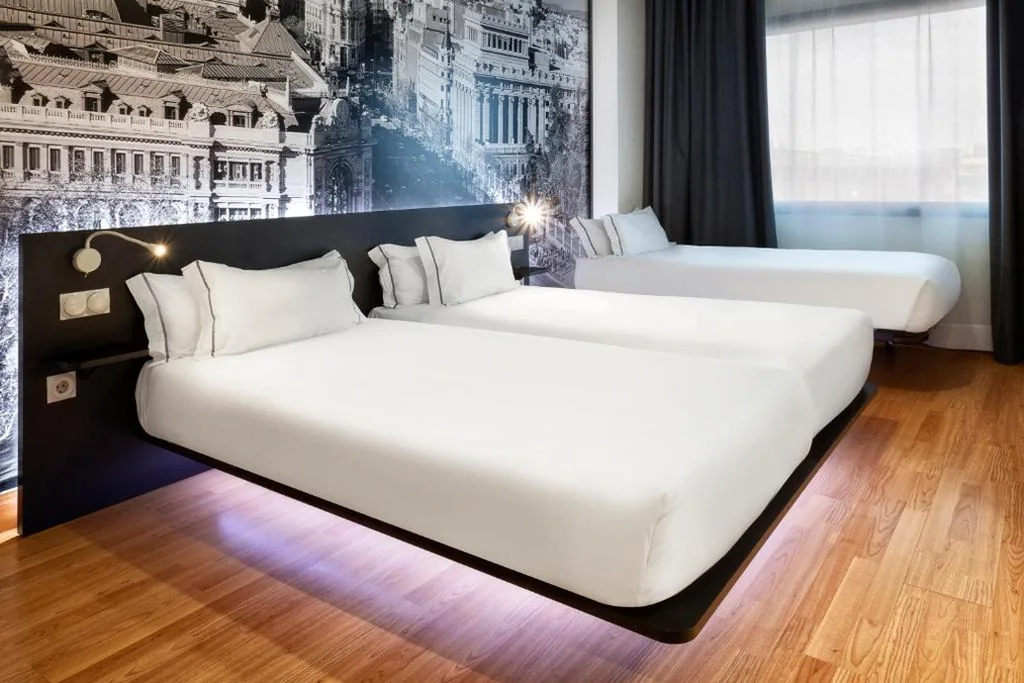Einfaches Dreibettzimmer — B&B HOTEL Madrid Aeropuerto T4