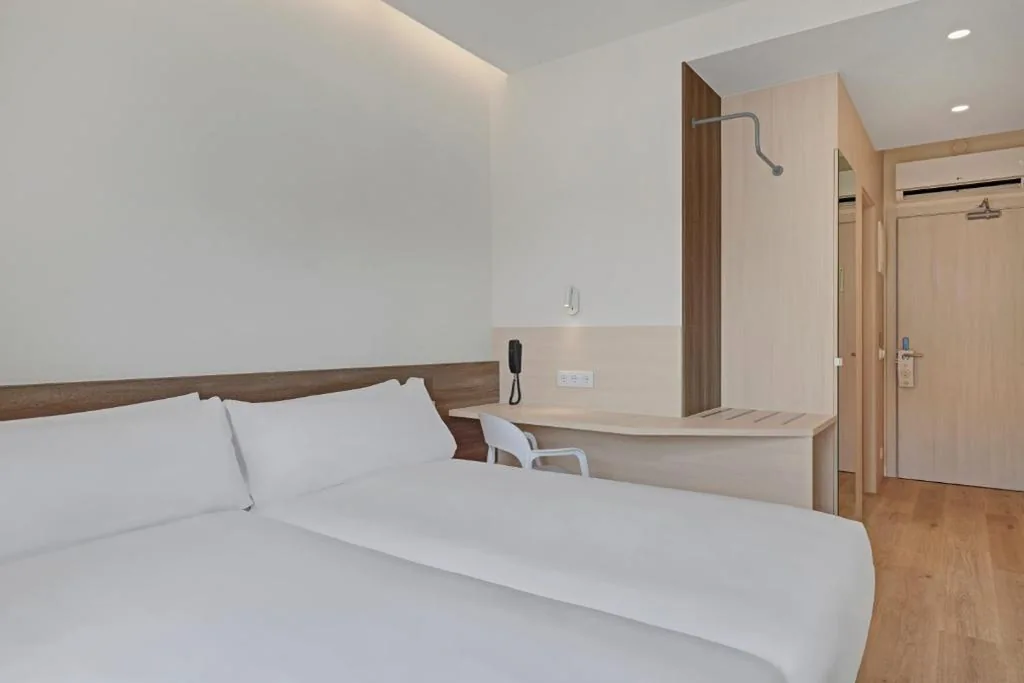 Tweepersoonskamer met 2 bedden — B&B HOTEL Santiago Milladoiro