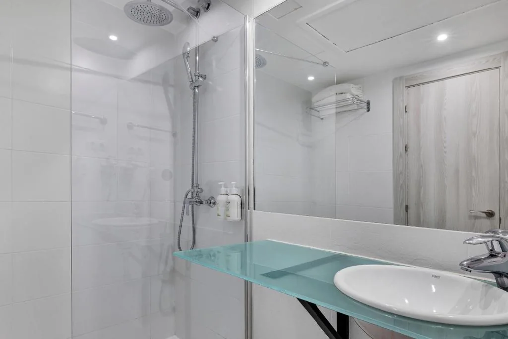 Standardzimmer – 1 großes Bett — B&B HOTEL Vigo