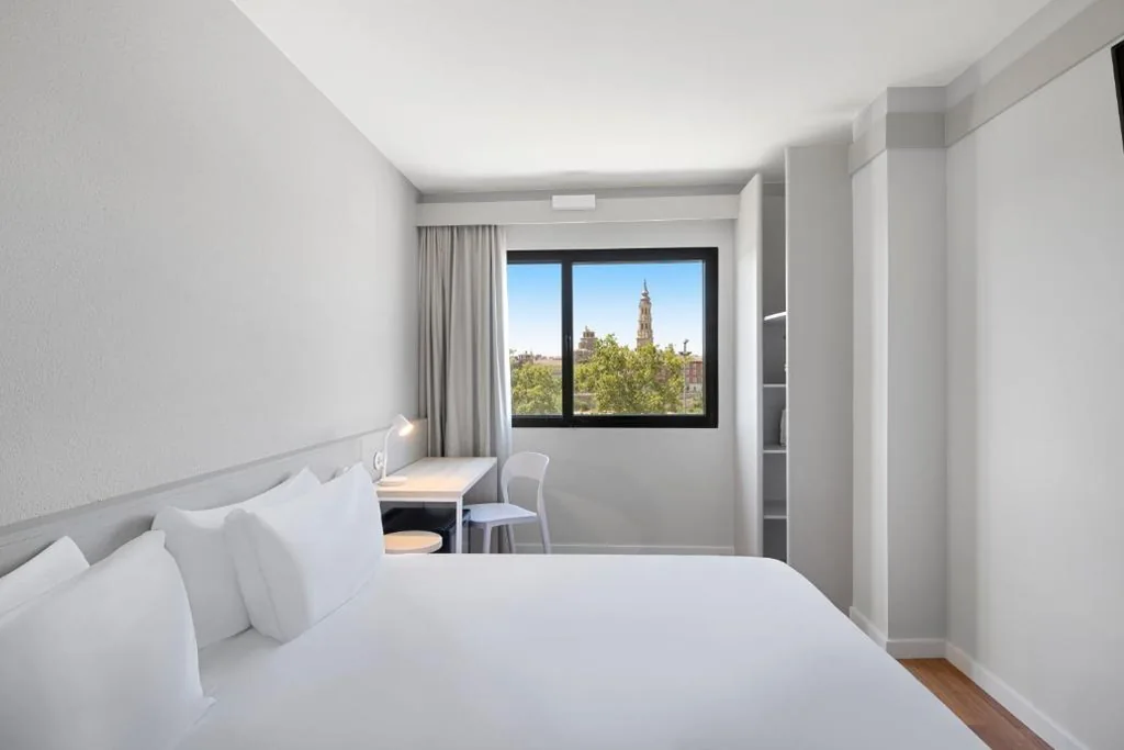 Chambre double Deluxe avec vue sur le château — B&B HOTEL Zaragoza Centro
