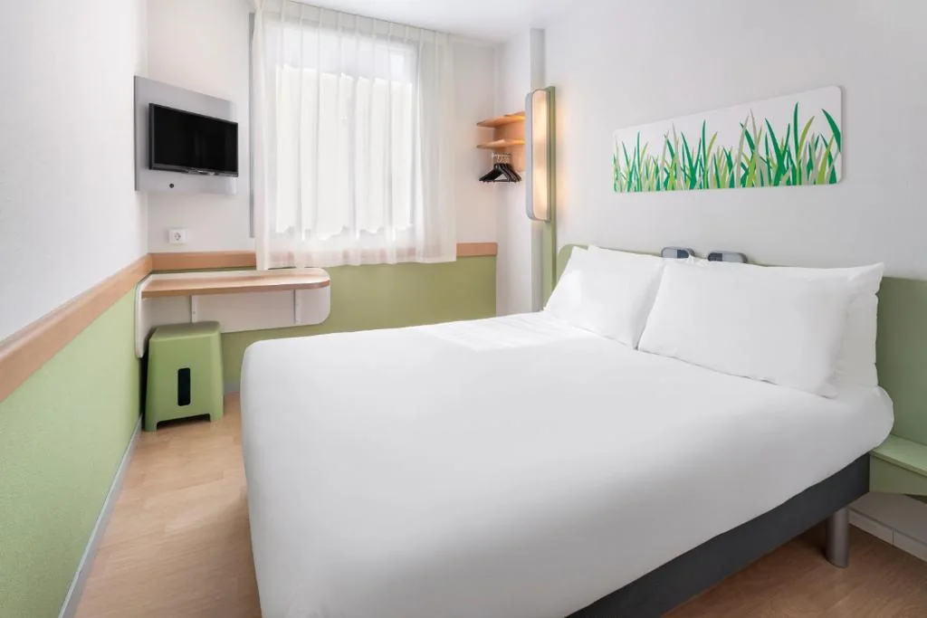 Zimmer mit großem Bett — B&B HOTEL Zaragoza Plaza Mozart