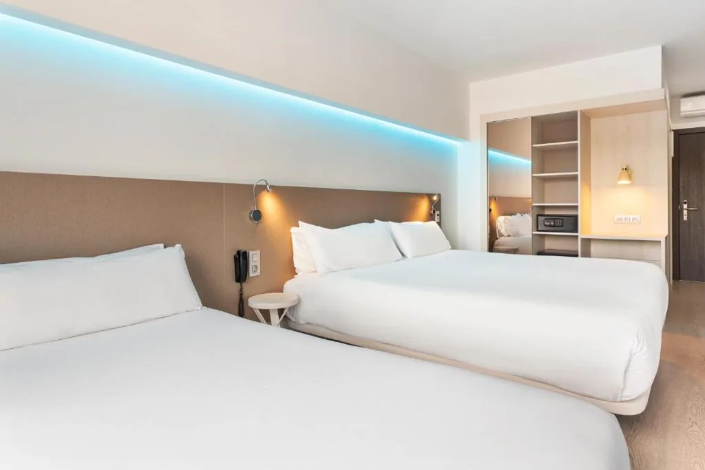 Habitación Familiar (2 adultos + 1 niño) — B&B HOTELS Donostia San Sebastián Aeropuerto