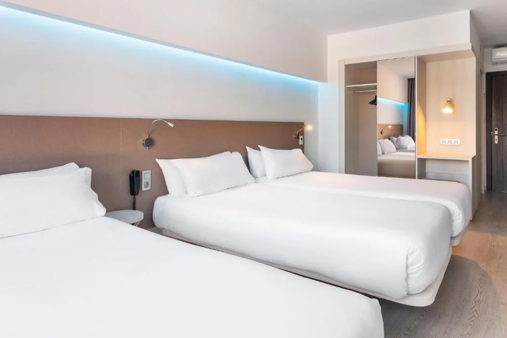 Habitación Triple — B&B HOTELS Donostia San Sebastián Aeropuerto