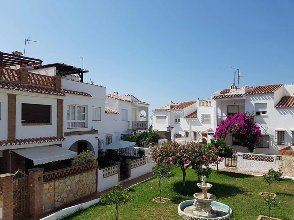 Habitación Doble Deluxe con cama supletoria — B&B Nerja
