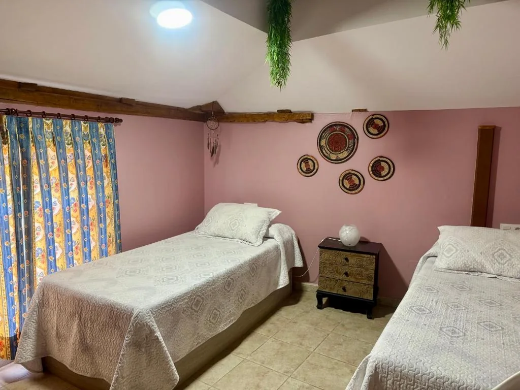 Doppelzimmer mit eigenem Bad außerhalb des Zimmers — B&B Puente de Órbigo