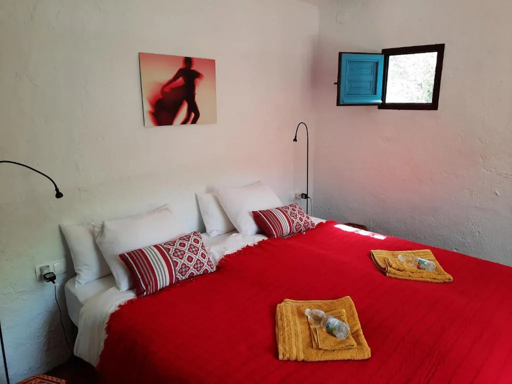 Habitación con cama extragrande y vistas a la montaña — B&B rural El Oasis